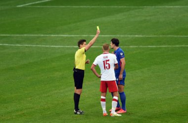 WARsaw, POLAND - 08 Eylül 2021: Dünya Kupası 2022 Katar eleme turu Polonya - İngiltere, Daniel Sibert refree, Kamil Glik (Polonya) Harry Maguire (İngiltere)) 