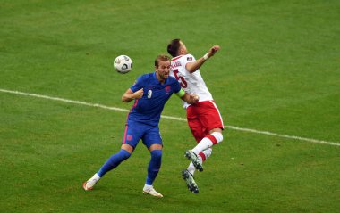 WARsaw, POLAND - 08 Eylül 2021: Dünya Kupası 2022 Katar elemeleri Polonya - İngiltere, Harry Kane (İngiltere) Jan Bednarek (Polonya)) 