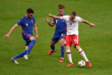 WARsaw, POLAND - 08 Eylül 2021: Dünya Kupası 2022 Katar elemeleri Polonya - İngiltere, Declan Rice (İngiltere) Adam Buksa (Polonya) Kalvin Phillips (İngiltere)) 