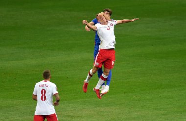 WARsaw, POLAND - 08 Eylül 2021: Dünya Kupası 2022 Katar elemeleri Polonya - İngiltere, Adam Buksa (Polonya) John Stones (İngiltere)) 