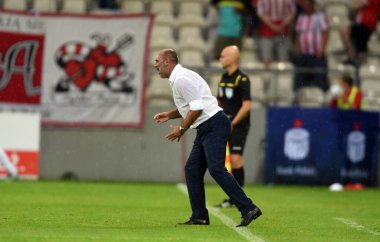 CRACOV, POLAND - AUGust 01, 2021: Polonya Futbol Ligi maçı Krakovia Krakow - Slask Wroclaw, Michal Probierz koçu (Cracovia) 