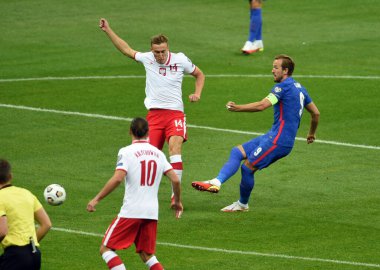 WARsaw, POLAND - 08 Eylül 2021: Dünya Kupası 2022 Katar elemeleri Polonya - İngiltere, Adam Buksa (Polonya) Harry Kane (İngiltere)) 
