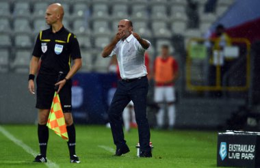CRACOV, POLAND - AUGust 01, 2021: Polonya Futbol Ligi maçı Krakovia Krakow - Slask Wroclaw, Michal Probierz koçu (Cracovia) 