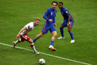WARsaw, POLAND - 08 Eylül 2021: Dünya Kupası 2022 Katar elemeleri Polonya - İngiltere, Kamil Jozwiak (Polonya) Jack Grealish (İngiltere) 