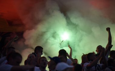 Futbol hayranları, duman flare.