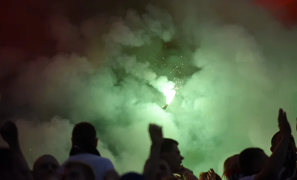 Fãs de futebol, foguetes de fumo . — Fotografia de Stock