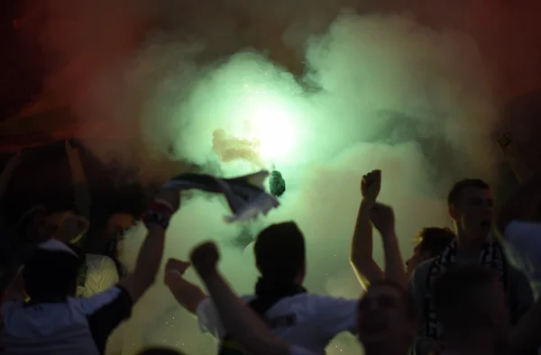 Futbol hayranları, duman flare. — Stok fotoğraf