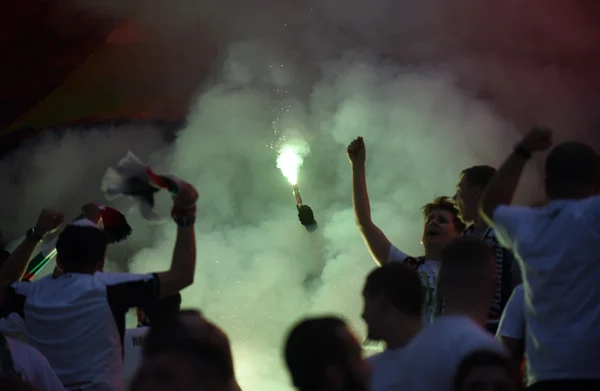 Fußballfans, Rauchschwaden. — Stockfoto