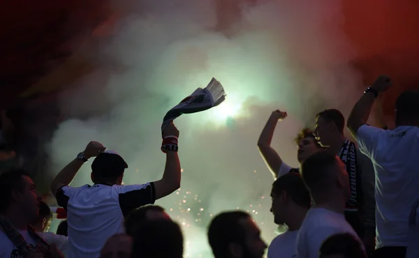 Fotbalové fanoušky, kouř světlice. — Stock fotografie