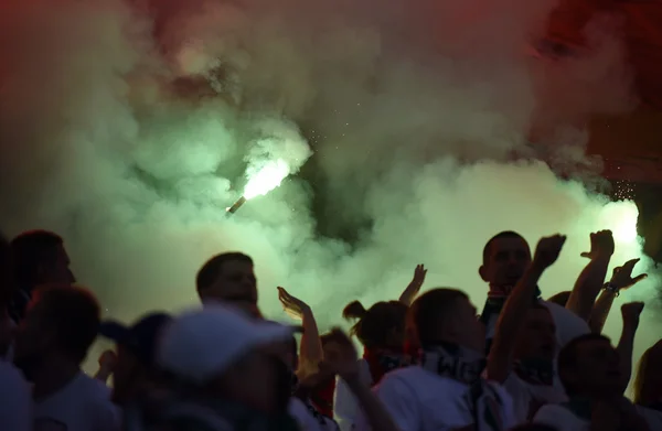 Fußballfans, Rauchschwaden. — Stockfoto