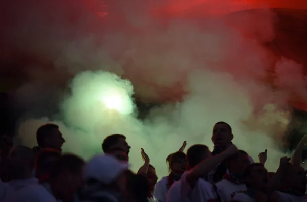 Aficionados al fútbol, bengalas . — Foto de Stock