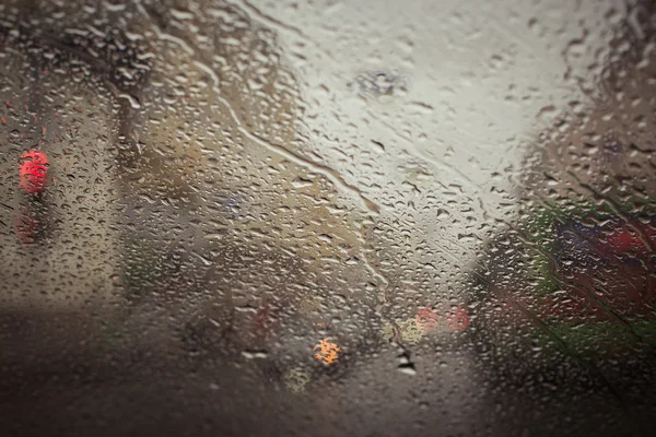 Estrada da cidade vista através de gotas de água — Fotografia de Stock