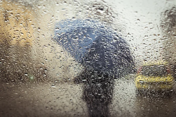 Şemsiye ile bulanık bir siluet