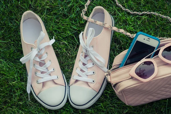 Baskets, téléphone portable, sac à main et lunettes de soleil — Photo