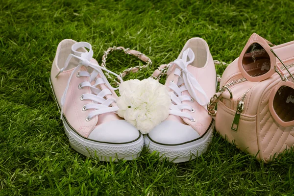 Zapatillas con rosa, bolso y gafas de sol — Foto de Stock