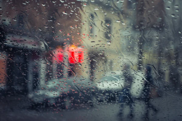 Yağmurlu şehir sokak araba camdan gördüm 