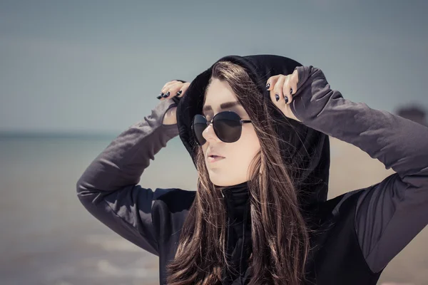 Portrait in profile of a teenage girl in sunglasses — Stock Photo, Image