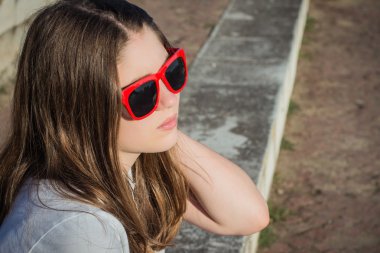 Portre yakın çekim oldukça genç bir kızın profili