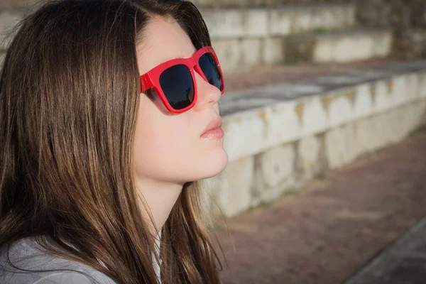 Retrato de cerca en el perfil de una bonita adolescente —  Fotos de Stock