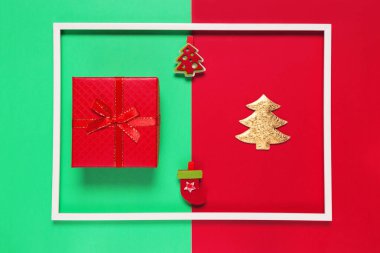 Şimdiki kutulu Noel kompozisyonu ve beyaz çerçeveli kırmızı ve yeşil arka planda dekoratif köknar ağacı. Kış tatili konsepti. Üst Manzara. Düz yatıyordu