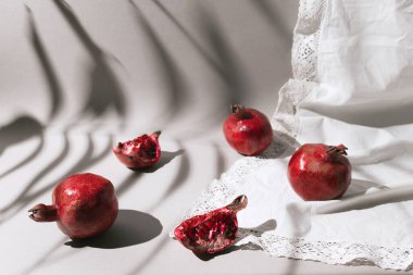 Beyaz kumaş zemininde taze nar var. Kartlar, bloglar, posterler ve web tasarımı için güzel bir zemin. seçici odak