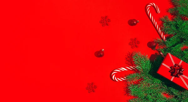 Kompozycja Zimowa Czerwonym Pudełkiem Lizakami Ozdobnymi Płatkami Śniegu Zieloną Gałązką — Zdjęcie stockowe