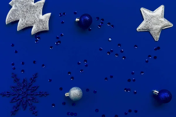 Різдвяна Композиція Декоративною Срібною Зіркою Ялинкою Кульками Сніжинками Синьому Фоні — стокове фото