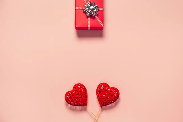 Composizione Astratta Con Due Cuori Decorativi Scatola Regalo Rossa Sfondo — Foto Stock