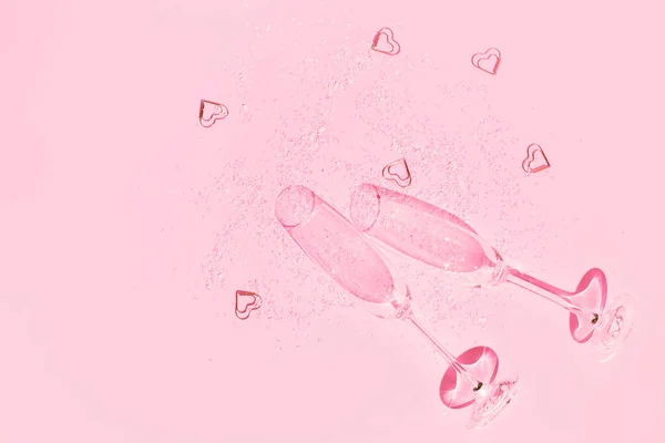 Zwei Kristall Sektgläser Mit Herzförmigem Konfetti Auf Pastellrosa Hintergrund Minimaler — Stockfoto