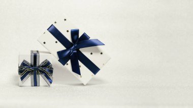 Parlak arka planda mevcut kutular. Şenlik ve tatil teması. Noel ya da doğum günü hediyesi. Satışlar ve alışveriş konsepti.