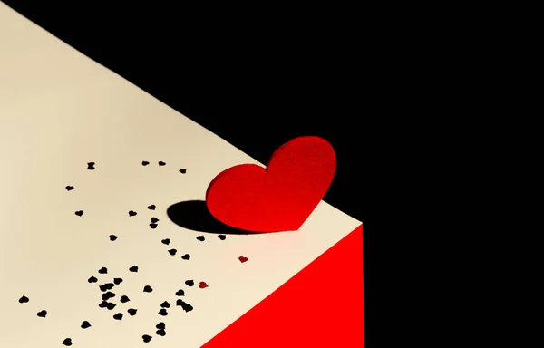 Δημιουργική Σύνθεση Από Κόκκινη Τσόχινη Καρδιά Και Διακοσμητικά Κομφετί Γεωμετρικό — Φωτογραφία Αρχείου