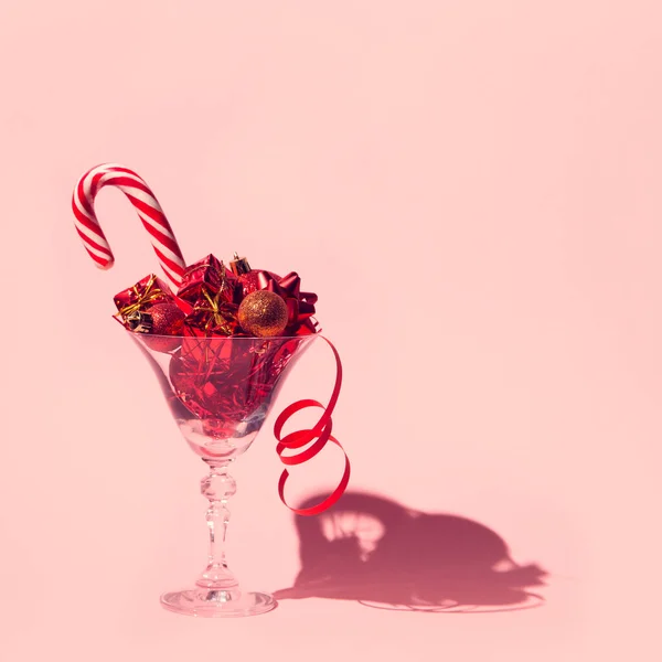 Kreatywna Kompozycja Wykonana Szkła Martini Czerwonymi Ozdobnymi Bombkami Pudełkami Lizakiem — Zdjęcie stockowe