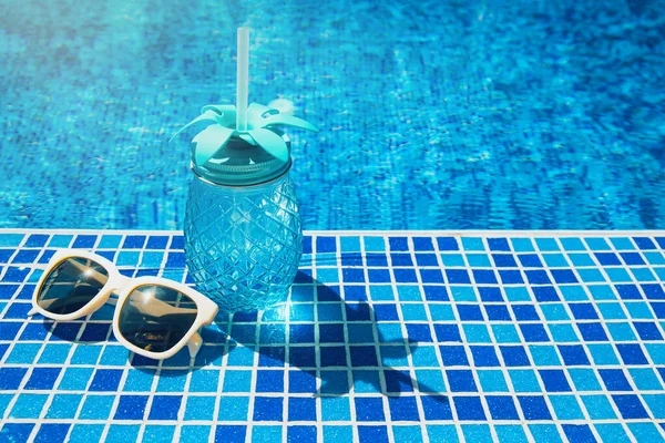 Cocktail Fresco Com Palha Óculos Sol Junto Piscina Conceito Férias — Fotografia de Stock