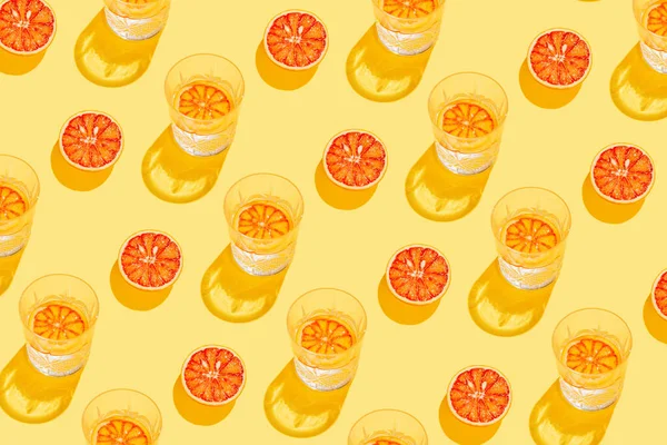 Kreatives Muster Aus Geschnittener Grapefruit Blutorange Und Glas Mit Limonade — Stockfoto