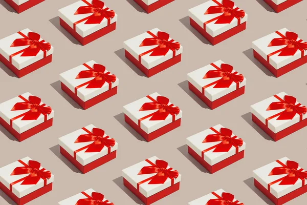 Creatief Patroon Gemaakt Met Kistjes Met Strikjes Pastelbeige Ondergrond Kerst — Stockfoto