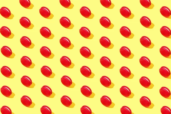 Δημιουργικό Μοτίβο Από Κόκκινα Αμυγδαλωτά Κίτρινο Φόντο Επιδόρπιο Και Ζαχαροπλαστική — Φωτογραφία Αρχείου