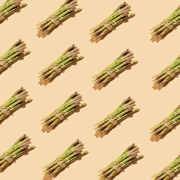 아스파라거스로 만들어 창의적 패턴입니다 채식주의자와 채식주의자들에게 음식이다 스타일 위에서 나막신 — 스톡 사진