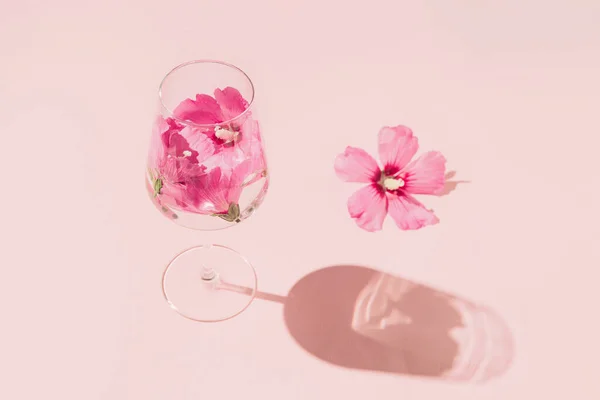 Kreative Komposition Aus Glas Mit Hibiskusblütenwasser Auf Pastellrosa Hintergrund Mit — Stockfoto