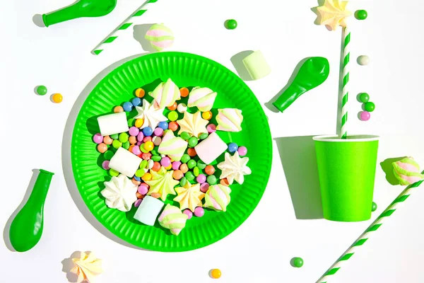 Креативный Макет Зеленых Бумажных Стаканов Соломинками Посудой Мерингусами Воздушными Шариками — стоковое фото
