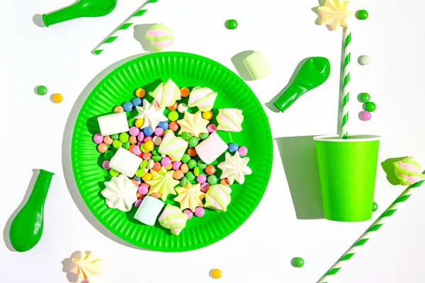 Diseño Creativo Hecho Vasos Papel Verde Con Pajitas Platos Merengues — Foto de Stock