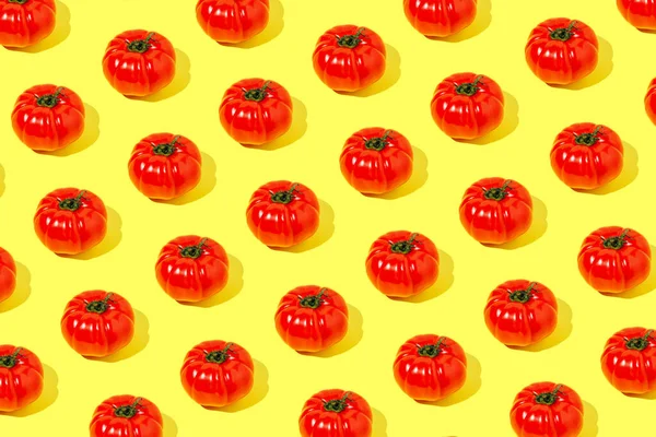 Modello Creativo Fatto Pomodoro Rosso Grezzo Sfondo Giallo Brillante Concetto — Foto Stock