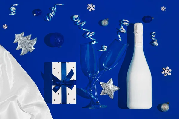 Новорічна Композиція Білої Пляшки Шампанського Нинішня Коробка Два Келихи Яскраво — стокове фото