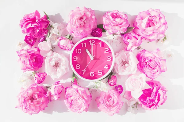 Reloj Despertador Analógico Redondo Con Brotes Rosa Sobre Fondo Blanco — Foto de Stock