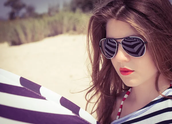 Portrait d'une fille élégante dans un t-shirt rayé et lunettes de soleil b — Photo