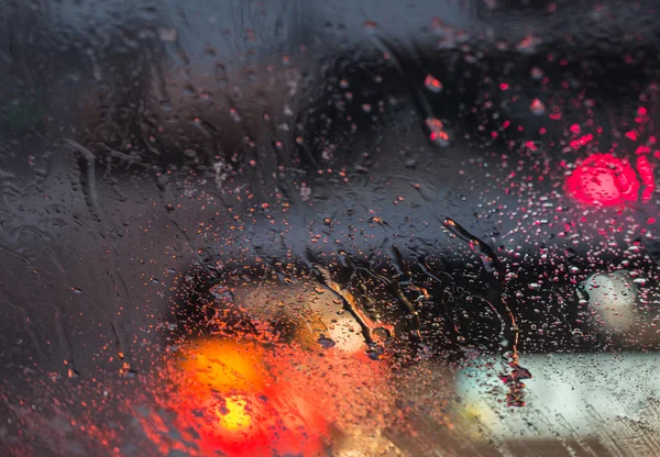 Erimiş kar ve su damla o görülen bulanık araba siluet