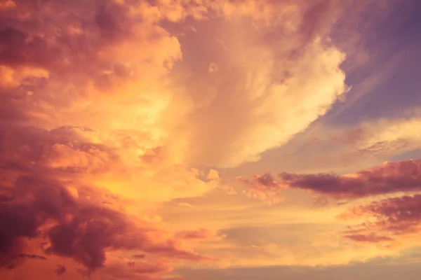 Arka plan olarak parlak renkli gökyüzü