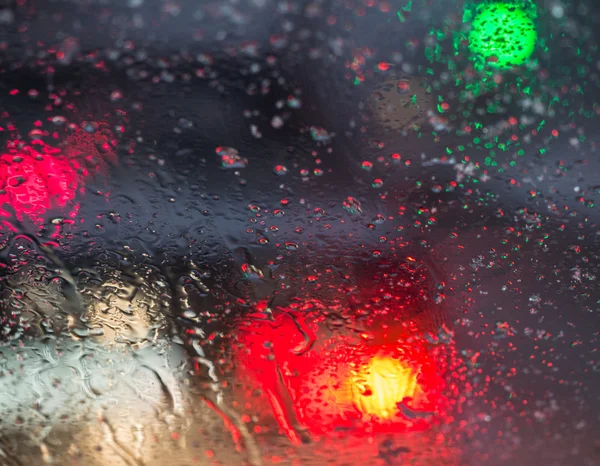 Sfocata silhouette auto visto attraverso la neve fusa e gocce d'acqua o — Foto Stock