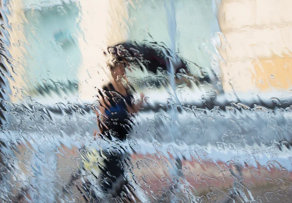 Une silhouette de femme sous la pluie — Photo