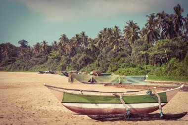 Balıkçı teknesi backgrou palmiye ağaçları ile tropikal bir plajda