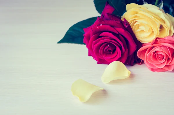 Róże na stole z bliska. Styl Vintage stonowanych efekt — Zdjęcie stockowe